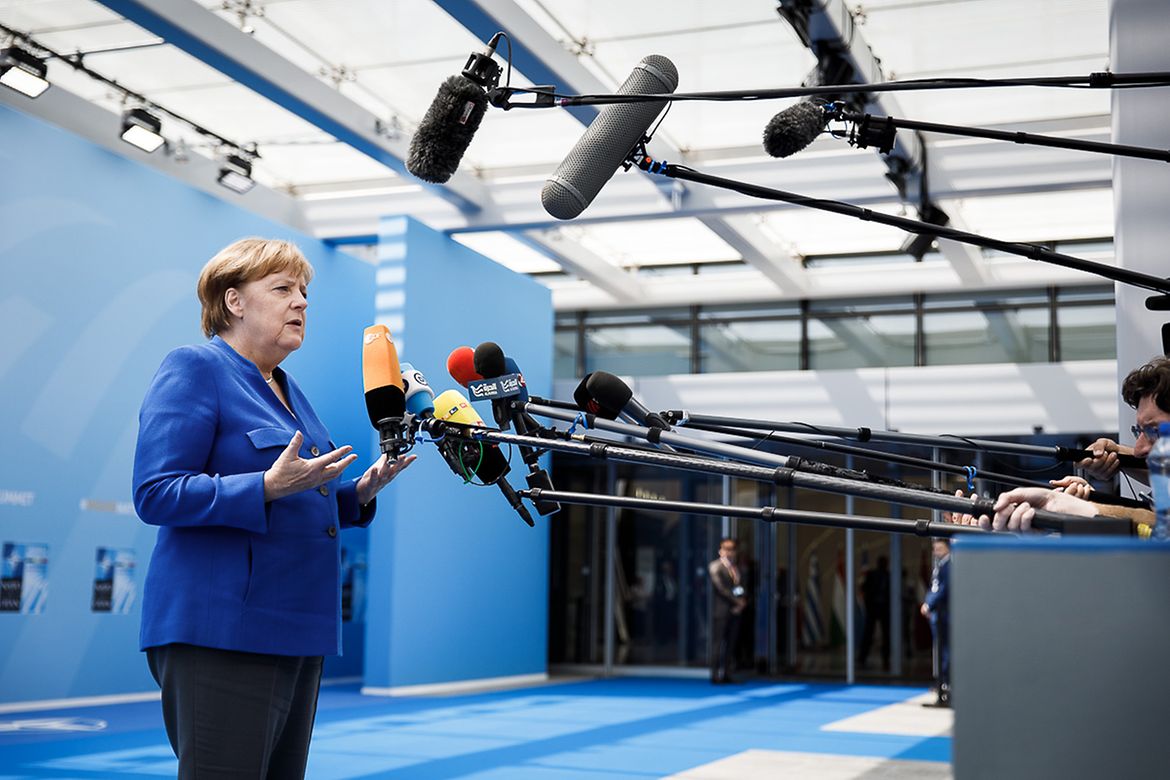 La chancelière fédérale Angela Merkel s’adresse aux journalistes avant le début du sommet de l’OTAN à Bruxelles