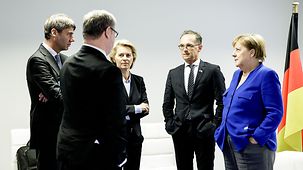 La chancelière fédérale Angela Merkel en compagnie de ses conseillers Lars-Hendrik Röller et Jan Hecker ainsi que le ministre fédéral des Affaires étrangères Heiko Maas et la ministre fédérale de la Défense Ursula von der Leyen