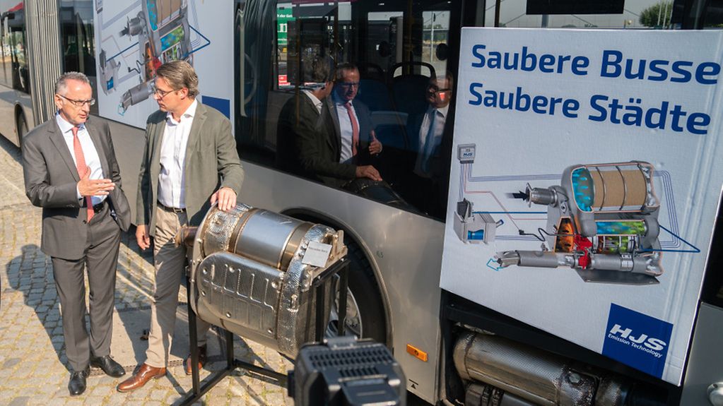 Der bundesweit erste ÖPNV-Dieselbus mit SCR-Nachrüstung ist von Bundesverkehrsminister Andreas Scheuer in Düsseldorf vorgestellt worden.