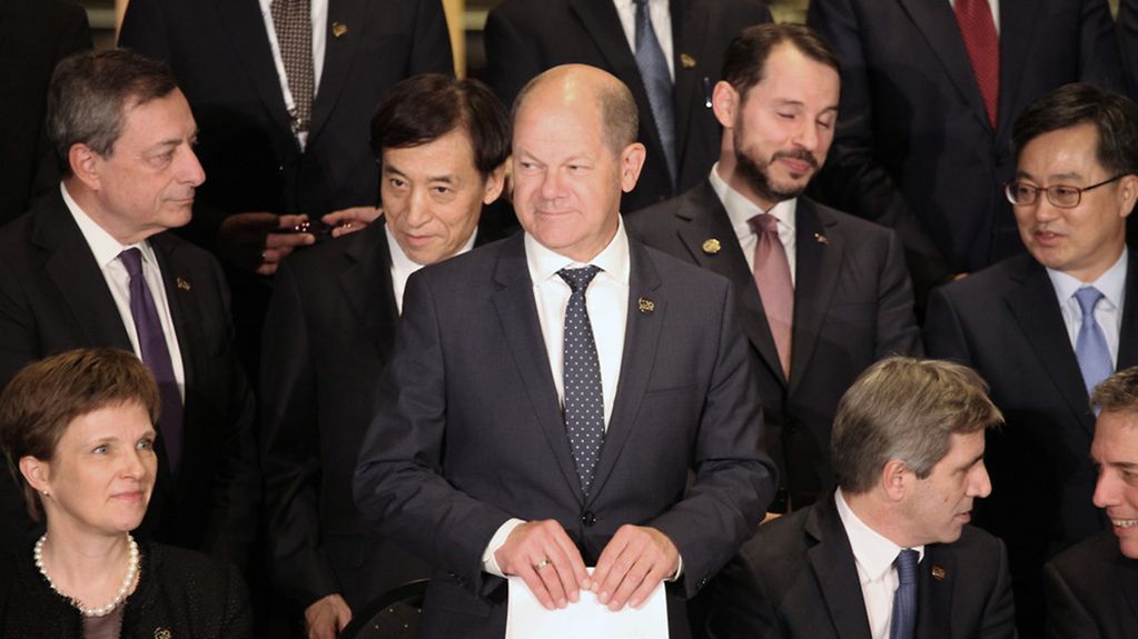 Olaf Scholz, Bundesminister der Finanzen, nimmt beim Treffen der G20-Finanzminister mit Finanzminister und Notenbankchefs seinen Platz ein.