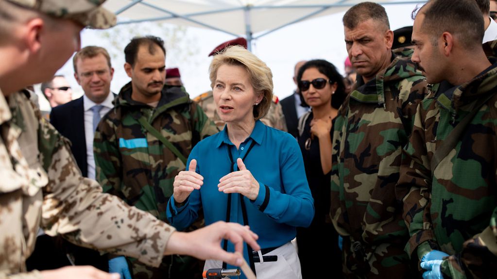 Ursula von der Leyen, Bundesministerin der Verteidigung, besucht auf dem irakischen Militärstützpunkt in Taji deutsche und irakische Soldaten in einer Ausbildungseinrichtung für ABC-Abwehr.