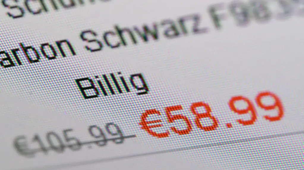 Ein Mauszeiger schwebt über einem scheinbar günstigen Angebot für Adidas-Schuhe, auf einer Website, die als nicht vertrauenswuerdig eingestuft wird und auf der sogenannten Watchlist gelistet ist. Foto: Andrea Warnecke | Verwendung weltweit