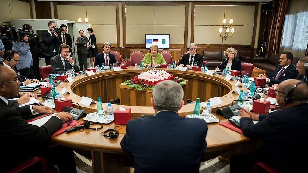 La chancelière fédérale Angela Merkel en discussion avec le premier ministre algérien Ahmed Ouyahia