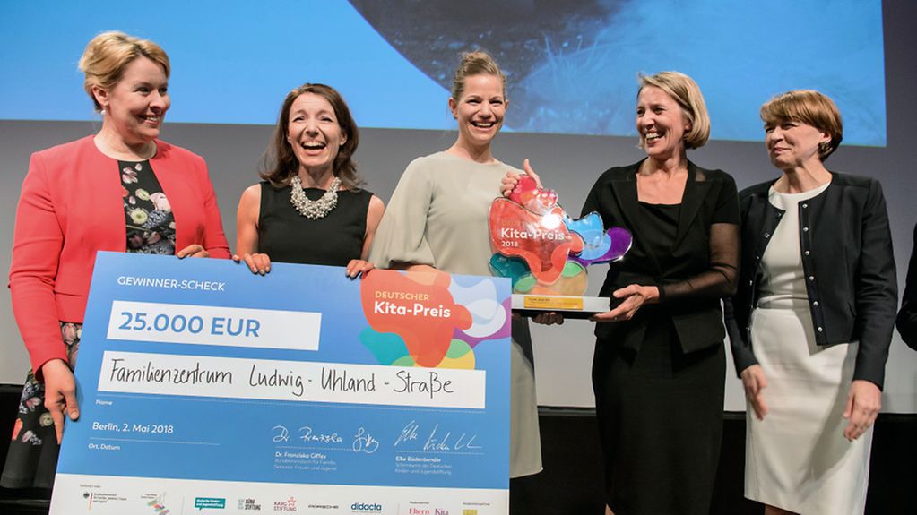Bundesfamilienministerin Giffey übergibt der Preisträgerin Gabi Steltner-Merz den Deutschen Kita-Preis 2018.