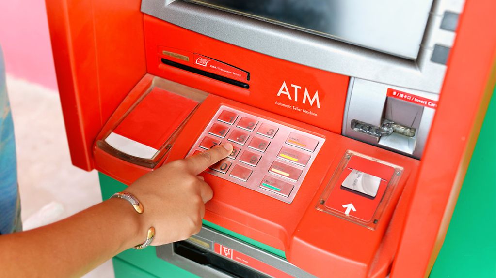 Im Ausland Geld abheben. Geldautomat, Bankautomat, ATM , Geheimzahl