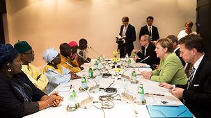 Bundeskanzlerin Angela Merkel im Gespräch mit Vertretern der Zivilgesellschaft.