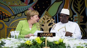 Bundeskanzlerin Angela Merkel im Gespräch mit Macky Sall, Präsident des Senegal, beim gemeinsamen Abendessen.