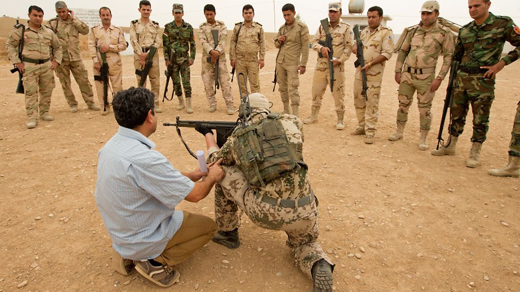 Einweisung der kurdischen Peschmerga in die Handhabung des G3-Sturmgewehrs durch Soldaten der Bundeswehr auf einer Schießanlage nahe der nordirakischen Stadt Erbil. Foto: Sebastian Wilke/Bundeswehr.