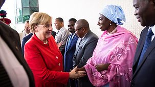 Bundeskanzlerin Angela Merkel besucht die Westafrikanische Wirtschaftsgemeinschaft ECOWAS.