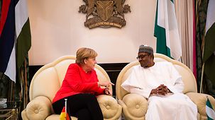 Bundeskanzlerin Angela Merkel im Gespräch mit Muhammadu Buhari, Präsident von Nigeria.