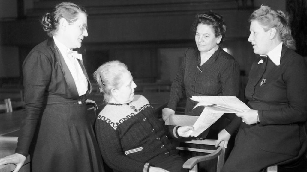 Die vier Mütter des Grundgesetzes: Helene Wessel, Helene Weber, Friederike Nadig und Elisabeth Selbert sind hier im Plenarsaal zu sehen.