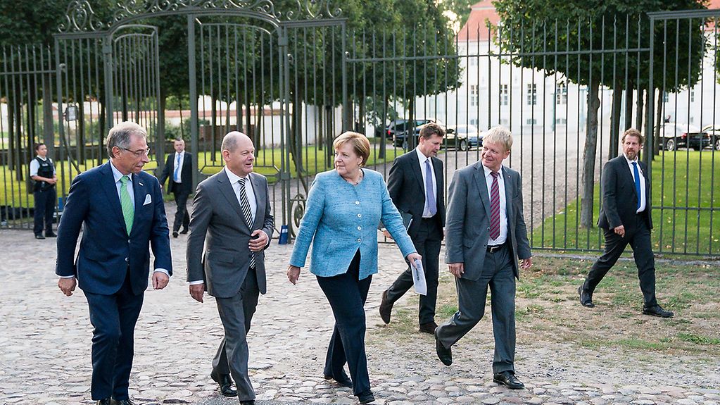 Bundeskanzlerin Angela Merkel mit Finanzminister Olaf Scholz, BDI-Präsident Dieter Kempf und dem Vorsitzenden des Deutschen Gewerkschaftsbundes, Reiner Hoffmann, in Meseberg.