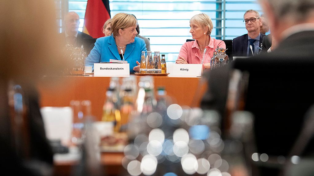 Bundeskanzlerin Angela Merkel im Gespräch mit der Frankfurter Grundschuldirektorin Ingrid König.