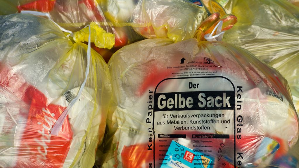 Gelbe Säcke stehen an einem Grundstück zur Abholung bereit am 11.03.2014 in Sieversdorf (Brandenburg). Weil immer häufiger von Herstellern nicht bezahlte Verpackungsabfälle in der gelben Tonne oder dem gelben Sack landen, ist eine Reform geplant. Gelber …