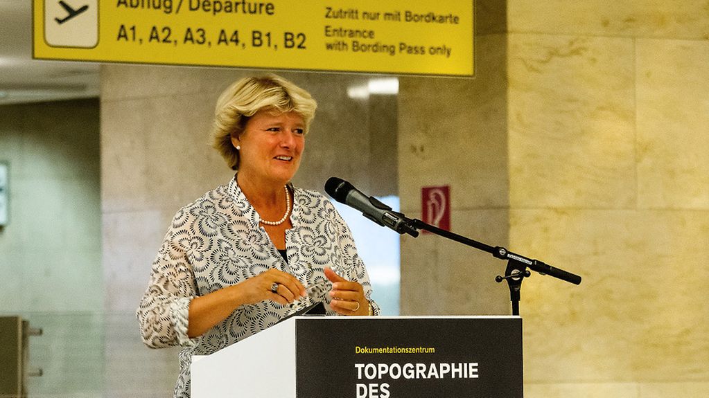 Kulturstaatsministerin Grütters bei ihrer Rede zur Eröffnung der Ausstellung 'EIN WEITES FELD' auf dem ehemaligen Flughafen Tempelhof.