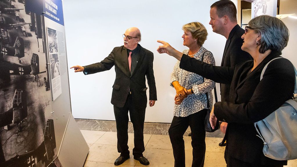 Eröffnung der Ausstellung 'EIN WEITES FELD' auf dem ehemaligen Flughafen Tempelhof.