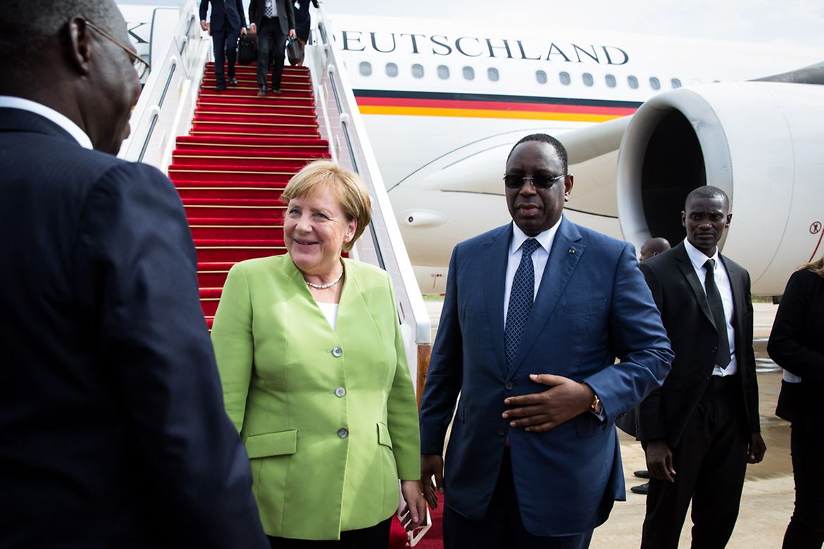 La chancelière fédérale Angela Merkel lors de son arrivée à Dakar aux côtés du président sénégalais Macky Sall