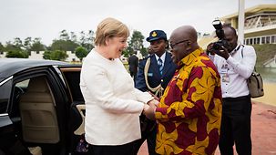 La chancelière fédérale Angela Merkel est accueillie par le président du Ghana Nana Akufo-Addo