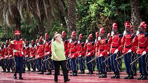 La chancelière fédérale Angela Merkel lors de l’accueil avec les honneurs militaires.