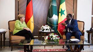 La chancelière fédérale Angela Merkel en conversation avec le président sénégalais Macky Sall