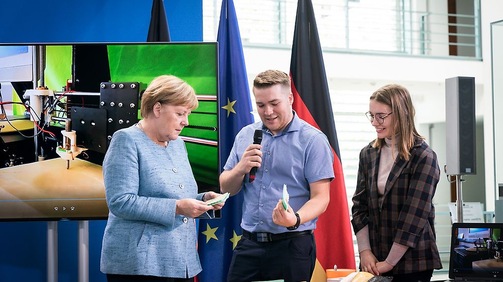 Bundeskanzlerin Angela Merkel im Gespräch mit Siegern des Wettbewerbes "Jugend forscht", Adrian und Anna Fleck.