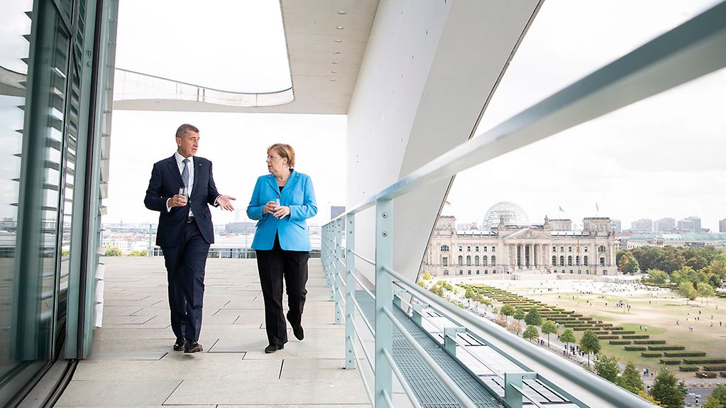 La chancelière fédérale Angela Merkel en conversation avec le premier ministre tchèque Andrej Babiš