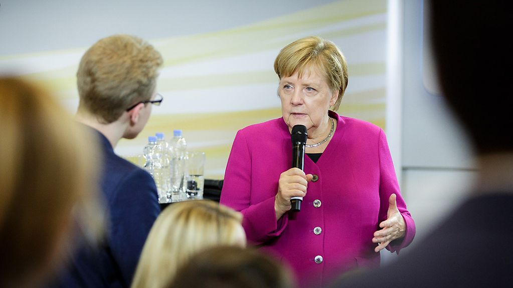 Bundeskanzlerin Angela Merkel im Gespräch mit Teilnehmern des EU-Bürgerdialogs.