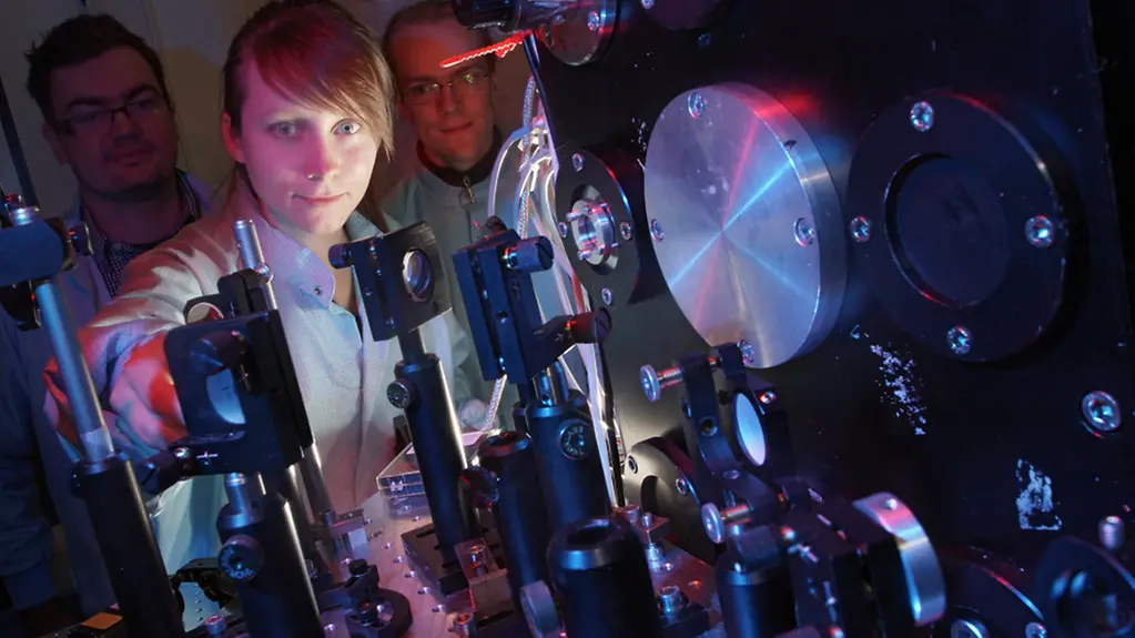 In einem Laserlabor am Institut für Optik und Quantenelektronik der Universität Jena bereiten Mitarbeiter eine Targetkammer für ein Experiment vor, um sogenannte relativistische Laserplasmen zu untersuchen.