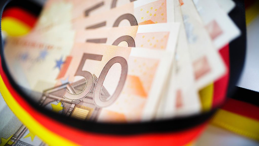 Ein Schwarz-Rot-Goldenes Geldgeschenk ist um 50-Euro-Scheinen gebunden.