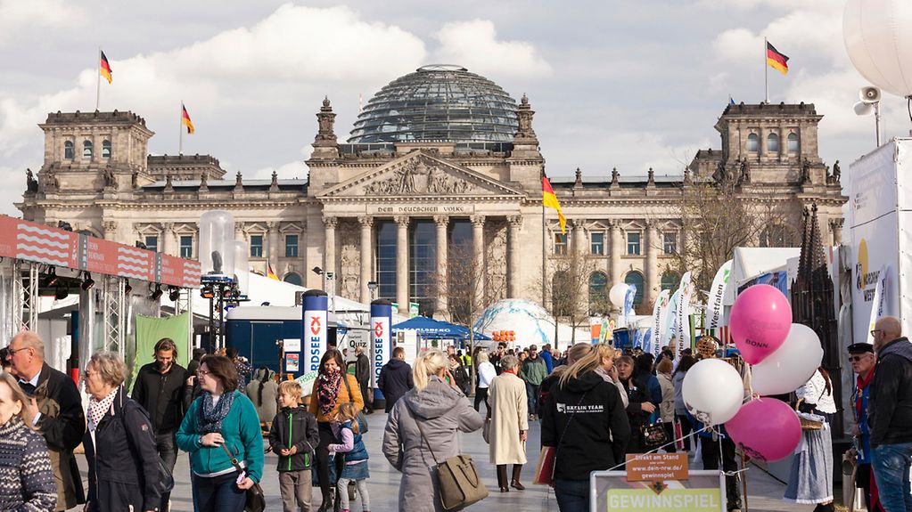 Gäste beim Bürgerfest zum Tag der Deutschen Einheit vor dem Reichstagsgebaeude.