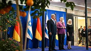 Bundeskanzlerin Angela Merkel wird bei anlässlich der Deutsch-Israelische Regierungskonsultationen von Israels Premierminister Benjamin Netanjahu begrüßt.