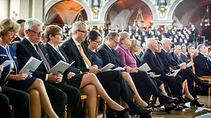 Die Spitzen der Verfassungsorgane und ihre Begleiter sitzen im Berliner Dom anlässlich des Tags der Deutschen Einheit in der ersten Reihe.