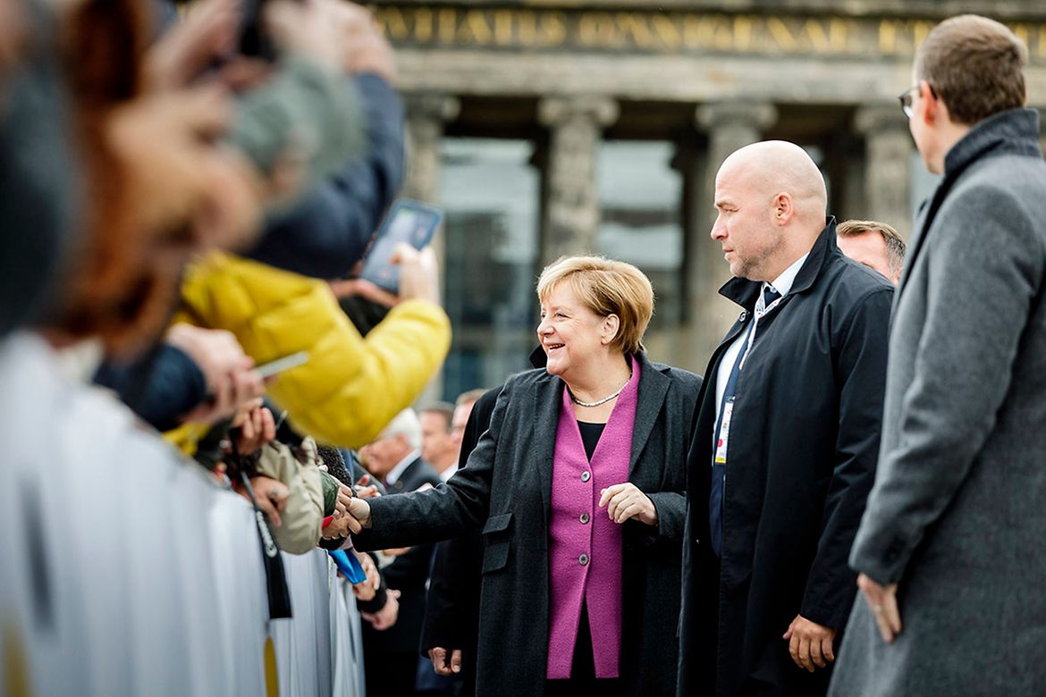 Bundeskanzlerin Angela Merkel schüttelt Hände von Bürgerinnen und Bürgern anlässlich des Tags der Deutschen Einheit.