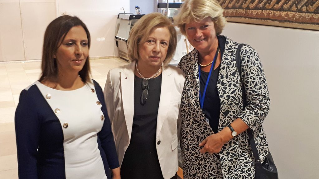(v.l.n.r.) mit Gila Gamliel, ISR Ministerin für Soziale Gleichstellung, Colette Avital, Vorsitzende des Center of Holocaust Survivors in Israel und Kulturstaatsministerin Monika Grütters.