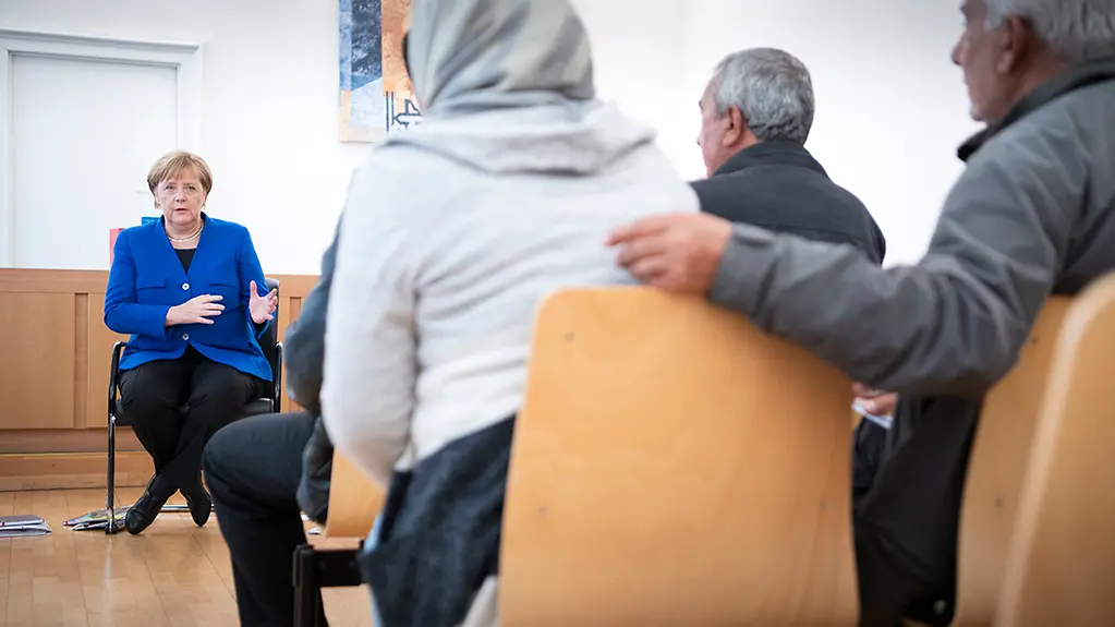 Bundeskanzlerin Angela Merkel spricht mit Teilnehmerinnen und Teilnehmern einer Rechtsstaatsklasse.