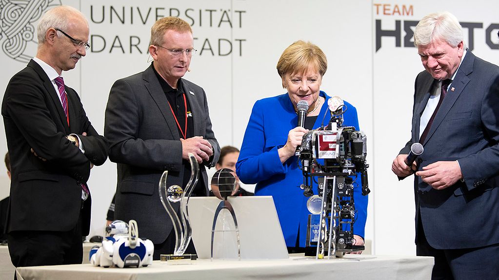Bundeskanzlerin Angela Merkel informiert sich beim Besuch der TU Darmstadt über die neuesten Entwicklungen in der Robotik.