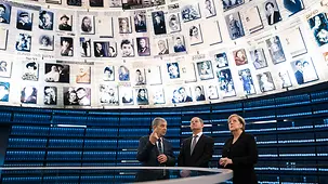La chancelière fédérale Angela Merkel et Olaf Scholz, ministre fédéral des Finances, en visite au mémorial de la Shoah Yad Vashem
