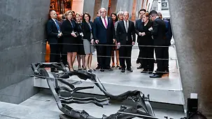 La chancelière fédérale Angela Merkel et les membres du conseil des ministres fédéral lors de leur visite du mémorial de la Shoah Yad Vashem