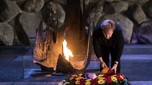 La chancelière fédérale Angela Merkel dépose une couronne au mémorial de la Shoah Yad Vashem lors de sa visite