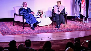 La chancelière fédérale Angela Merkel s’entretenant avec des étudiants après la remise de son titre de docteur honoris causa de l’université d’Haïfa
