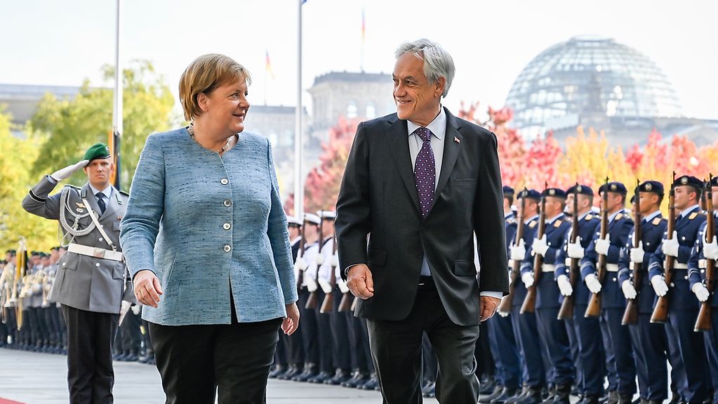 Bundeskanzlerin Angela Merkel und der Präsident der Republik Chile, Sebastián Piñera, bei der Begrüßung mit militärischen Ehren.