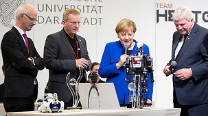 Bundeskanzlerin Angela Merkel beim Besuch in der TU Darmstadt.