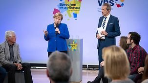 Bundeskanzlerin Angela Merkel spricht beim "Bürgerdialog zur Zukunft Europas" mit Teilnehmern. 