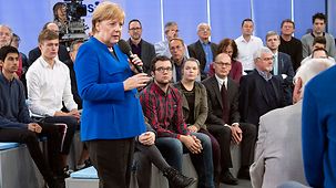Bundeskanzlerin Angela Merkel spricht beim "Bürgerdialog zur Zukunft Europas" mit Teilnehmern. 