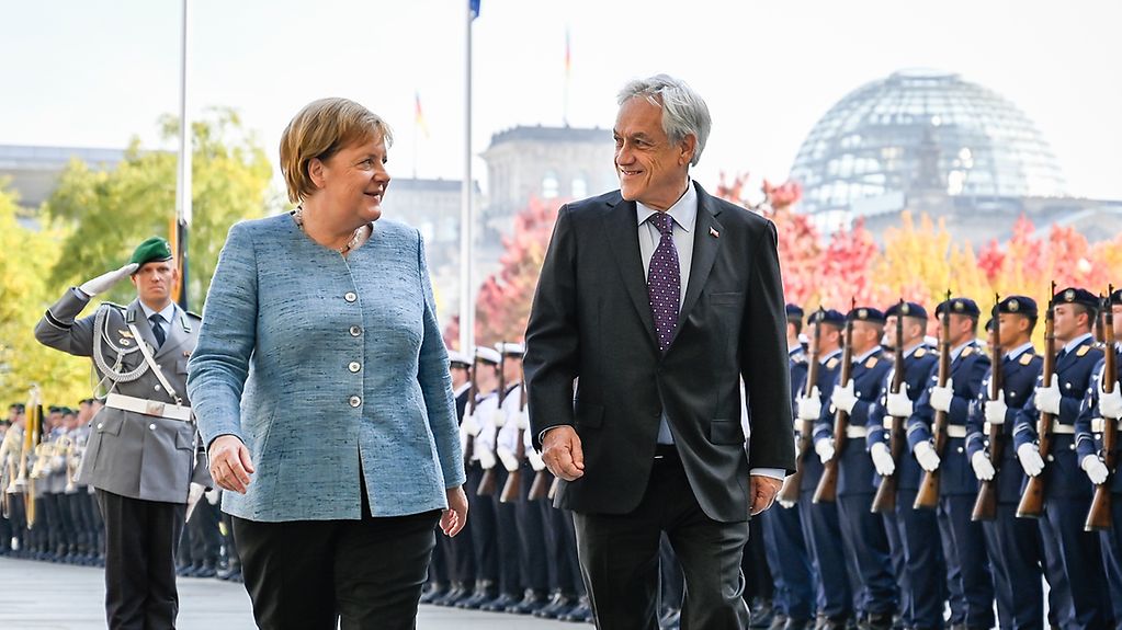 La chancelière fédérale Angela Merkel et le président chilien Sebastián Piñera lors de l’accueil avec les honneurs militaires