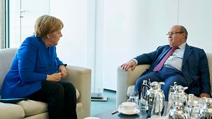 Bundeskanzlerin Angela Merkel im Gespräch mit António Vitorino, Generaldirektor der Internationalen Organisation für Migration.