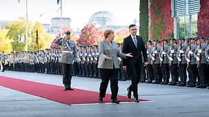Bundeskanzlerin Angela Merkel empfängt Marjan Sarec, Sloweniens Ministerpräsident, mit militärischen Ehren.