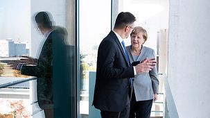 Bundeskanzlerin Angela Merkel und Marjan Sarec, Sloweniens Ministerpräsident, unterhalten sich.