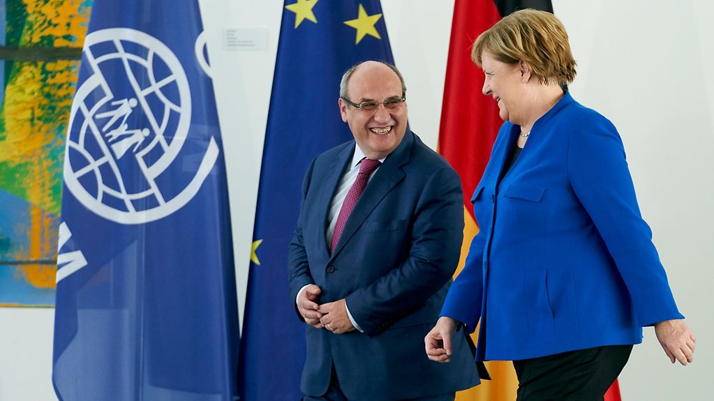 La chancelière Angela Merkel en compagnie du directeur général de l’OIM, M. Vitorino : l’OIM compte 166 États membres.