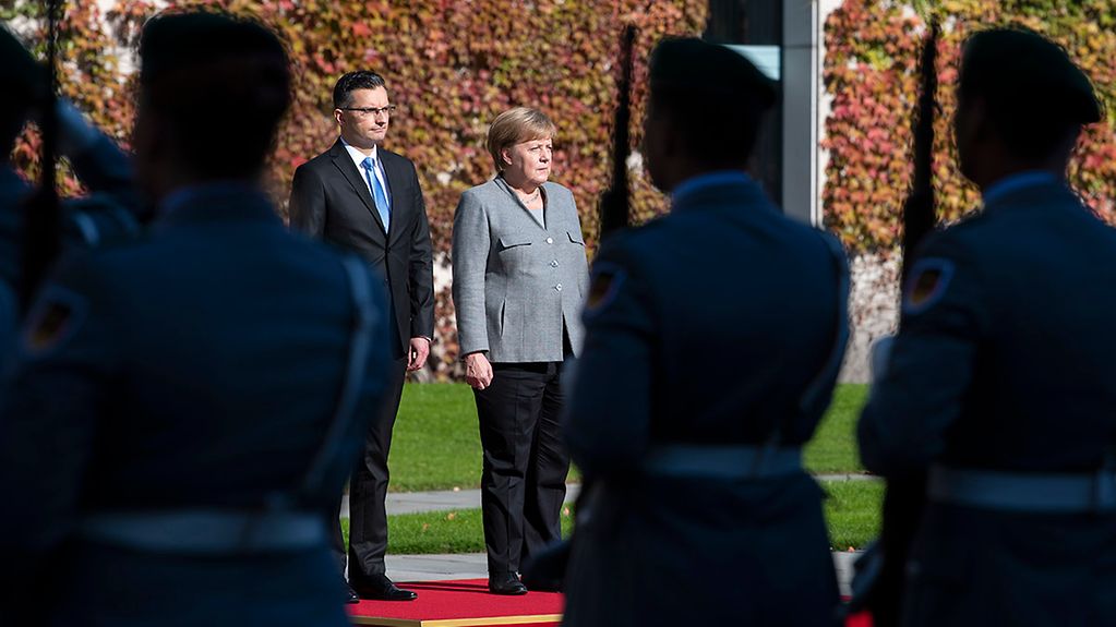 Federal Chancellor Angela Merkel and Slovenian Prime Minister Marjan Šarec at the reception with military honours.